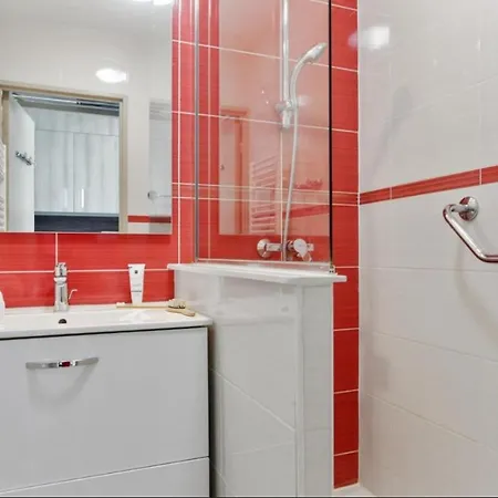 Appartement Et Un Canape Lit A Raphael *
